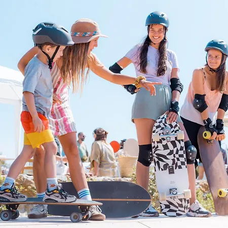 Ξενοδοχείο με διαμερίσματα And The Sea