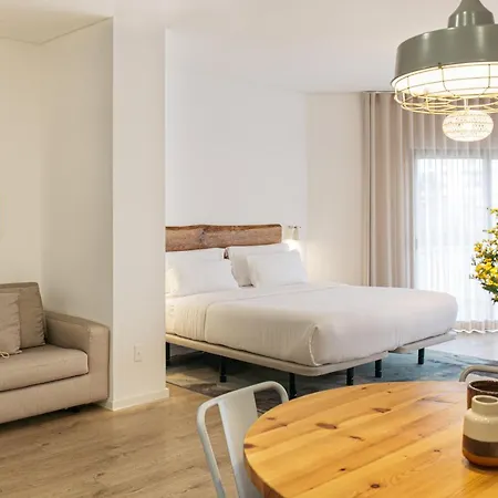 And The Sea Lejlighedshotel